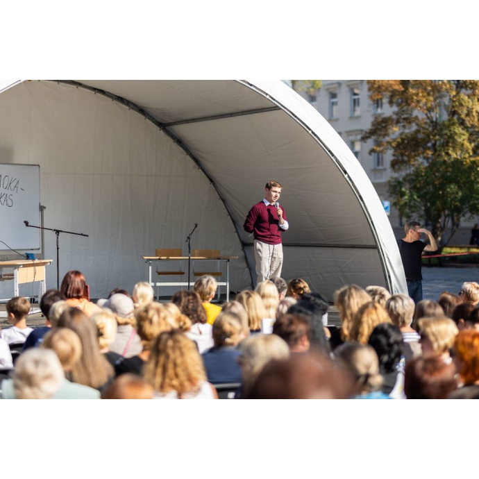 Dome shaped stage M (rent)